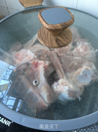 大骨汤的做法步骤：2