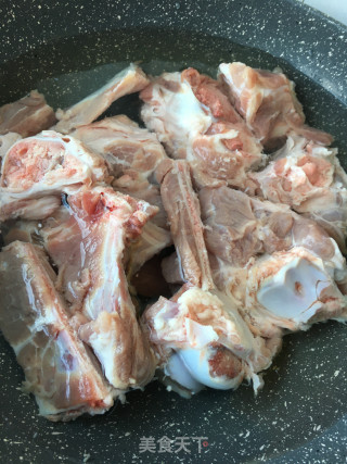 葱香剔骨肉的做法步骤：1