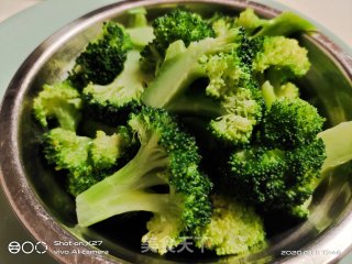 三文鱼西蓝花的做法步骤：1