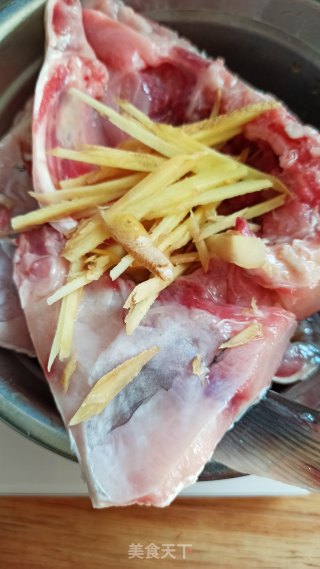 吉庆有鱼剁椒鱼头的做法步骤：2