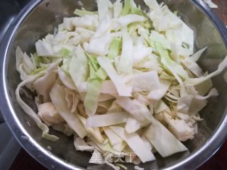 #腊味#腊肠炒椰菜的做法步骤：1