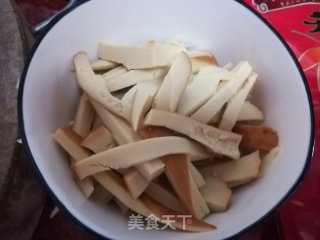 #腊味#腊肠炒椰菜的做法步骤：2