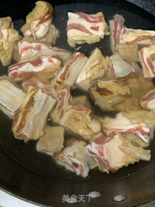 胡萝卜烧羊排的做法步骤：1