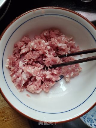 香菇鲜肉锅贴的做法步骤：2