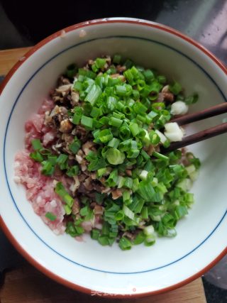 香菇鲜肉锅贴的做法步骤：5
