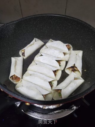 香菇鲜肉锅贴的做法步骤：11