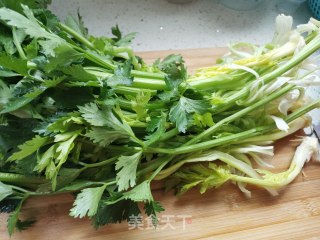 凉拌芹菜的做法步骤：1