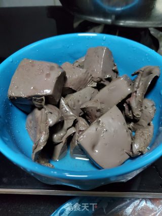 白菜鸭血汤的做法步骤：2