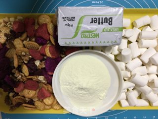 草莓火龙果彩色雪花酥的做法步骤：1