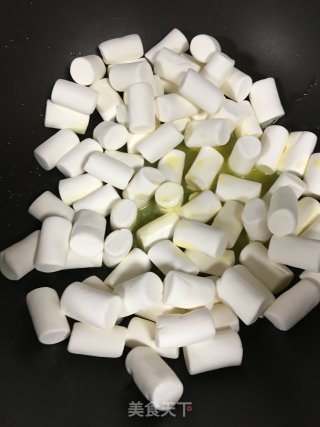 草莓火龙果彩色雪花酥的做法步骤：3