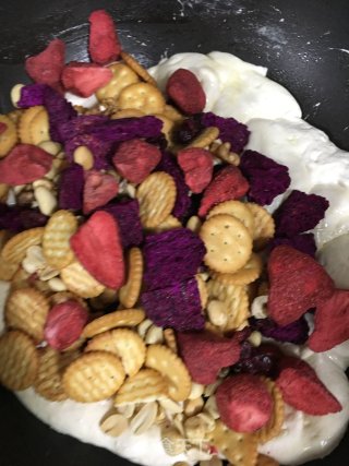 草莓火龙果彩色雪花酥的做法步骤：7