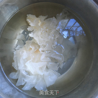 银耳黄金汤的做法步骤：1