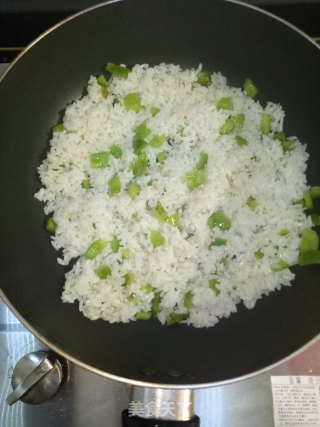 黄金翡翠蛋炒饭的做法步骤：4