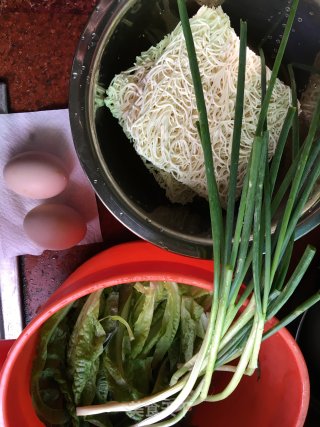 香葱青菜荷包蛋面的做法步骤：1