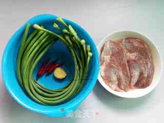 蒜苔炒鸭片的做法步骤：1
