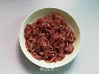蒜苔炒鸭片的做法步骤：2