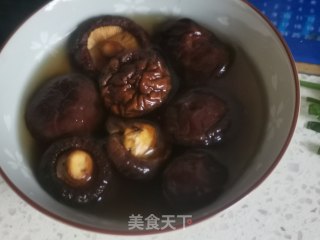 香菇炒油菜的做法步骤：1