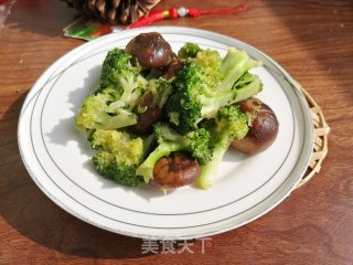 香菇炒西兰花的做法步骤：4