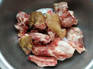 筒骨萝卜汤的做法步骤：1