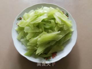 虾仁炒莴笋的做法步骤：1