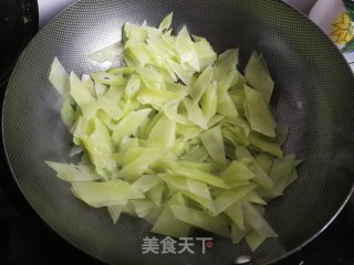 虾仁炒莴笋的做法步骤：3