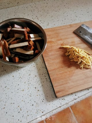 麻辣豆干的做法步骤：1