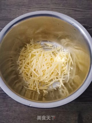 土豆鸡蛋饼的做法步骤：1
