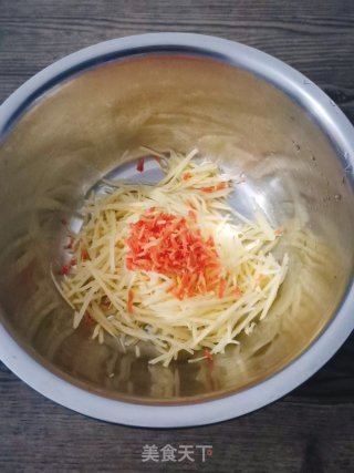 土豆鸡蛋饼的做法步骤：2