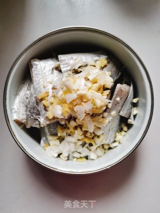 炸带鱼的做法步骤：2