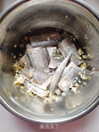炸带鱼的做法步骤：3