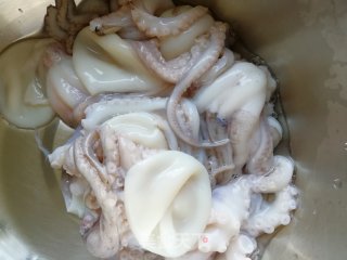 青蒜炒八爪鱼的做法步骤：1