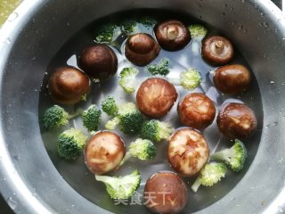 油焖香菇的做法步骤：1
