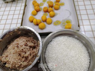 蛋黄珍珠肉丸的做法步骤：1