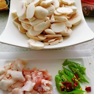猪肉炒白蘑菇的做法步骤：2