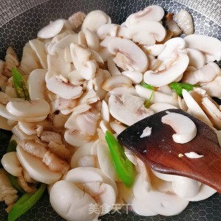 猪肉炒白蘑菇的做法步骤：6