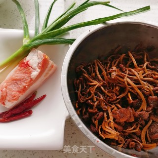 干煸茶树菇的做法步骤：1