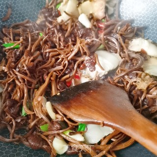 干煸茶树菇的做法步骤：6