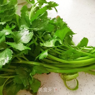 炝炒芹菜的做法步骤：1