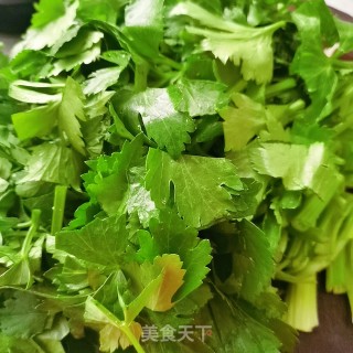 炝炒芹菜的做法步骤：2