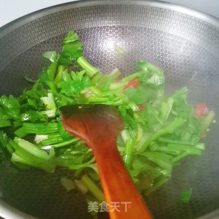 炝炒芹菜的做法步骤：5
