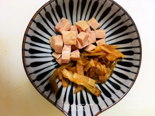 榨菜火腿蛋羹的做法步骤：1