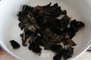 酸辣黑木耳的做法步骤：1