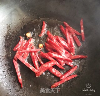 火腿西胡炒米线的做法步骤：3