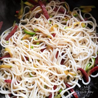 火腿西胡炒米线的做法步骤：8