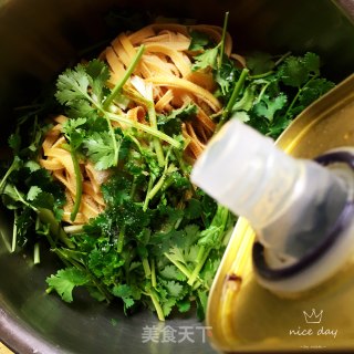 香菜豆皮的做法步骤：6