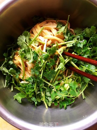 香菜豆皮的做法步骤：7