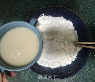 红枣核桃芝麻糖三角的做法步骤：2