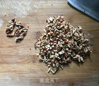 红枣核桃芝麻糖三角的做法步骤：5