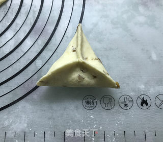 红枣核桃芝麻糖三角的做法步骤：10