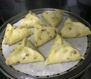 红枣核桃芝麻糖三角的做法步骤：13
